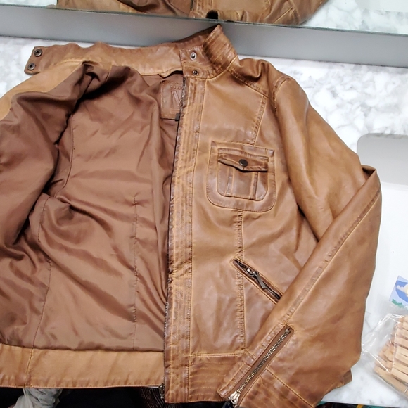 A coat - Picture 4 of 8